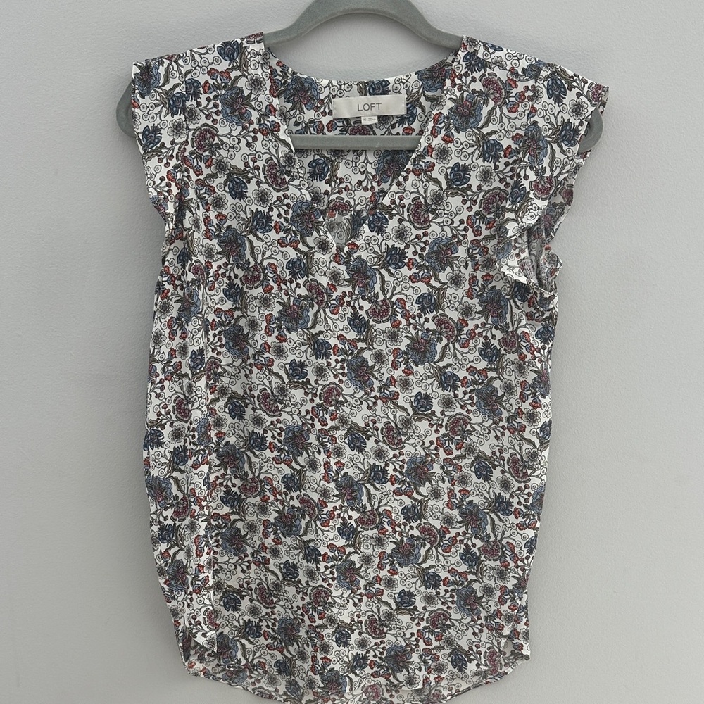 Great condition loft flutter sleeve blouse